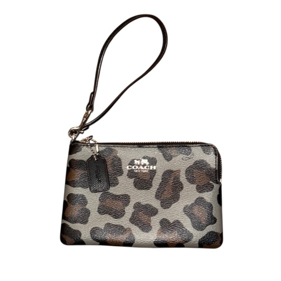 $20 (𝙇𝘼𝙎𝙏 𝘾𝙃𝘼𝙉𝘾𝙀)Coach Leopard Print Wristlet - Picture 1 of 5